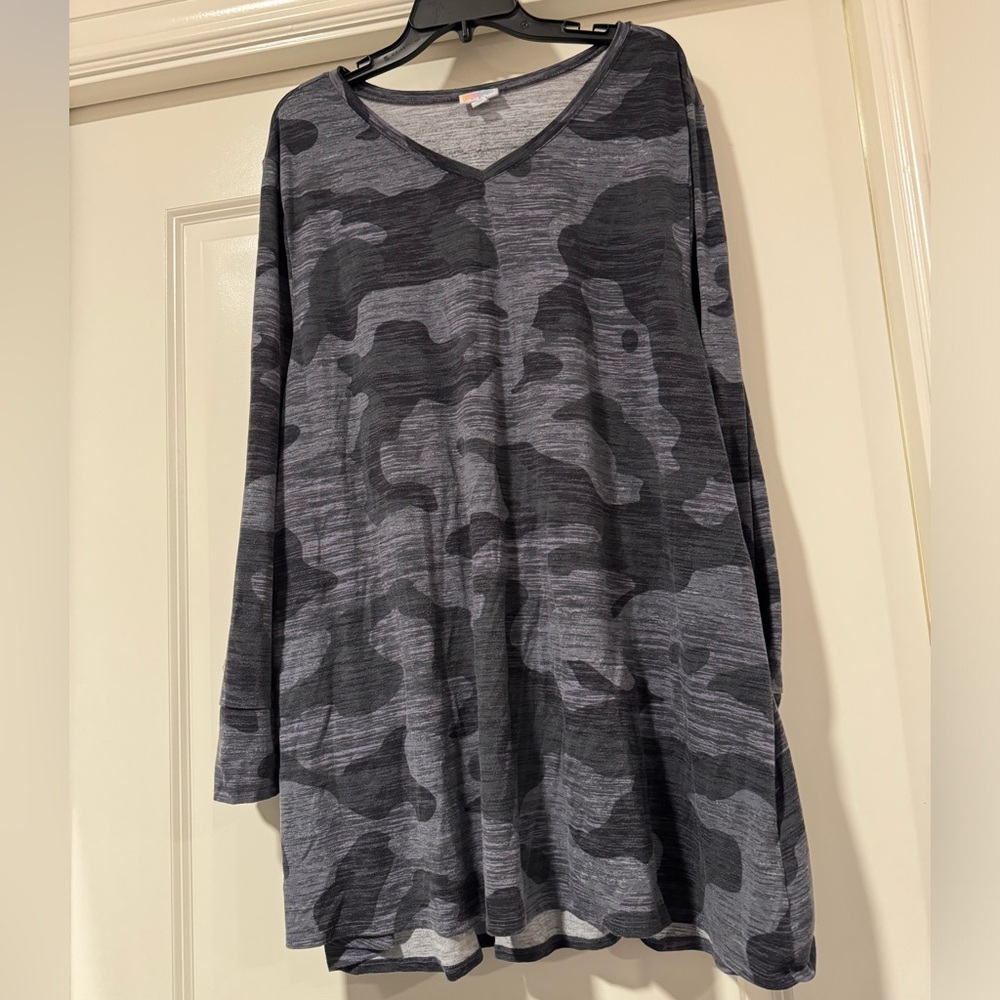 Lularoe Long sleeve Elizabeth Camo print top 2XL